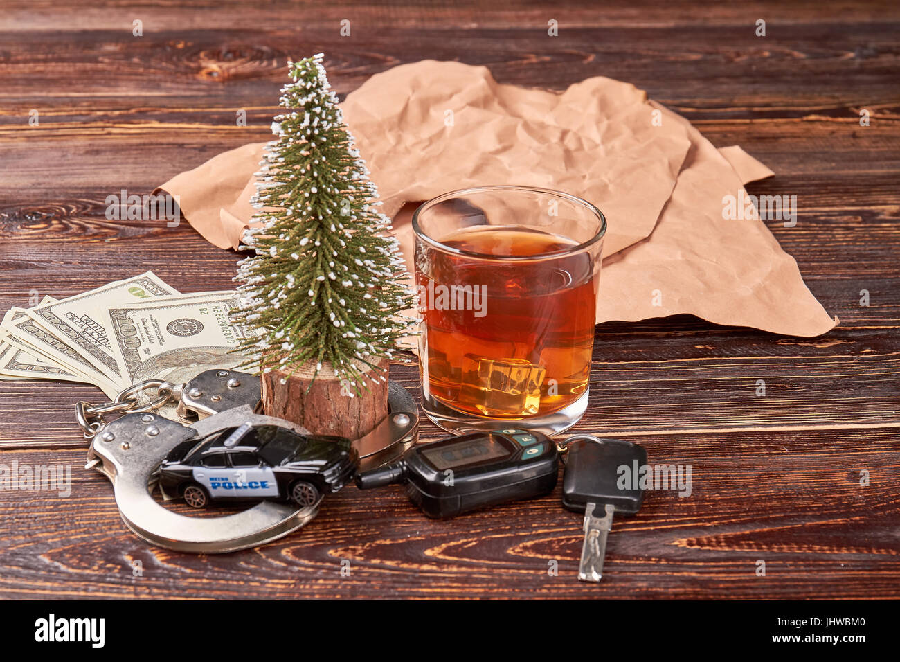 Schlüssel, Handschellen, Alkohol, Neujahr Baum. Stockfoto