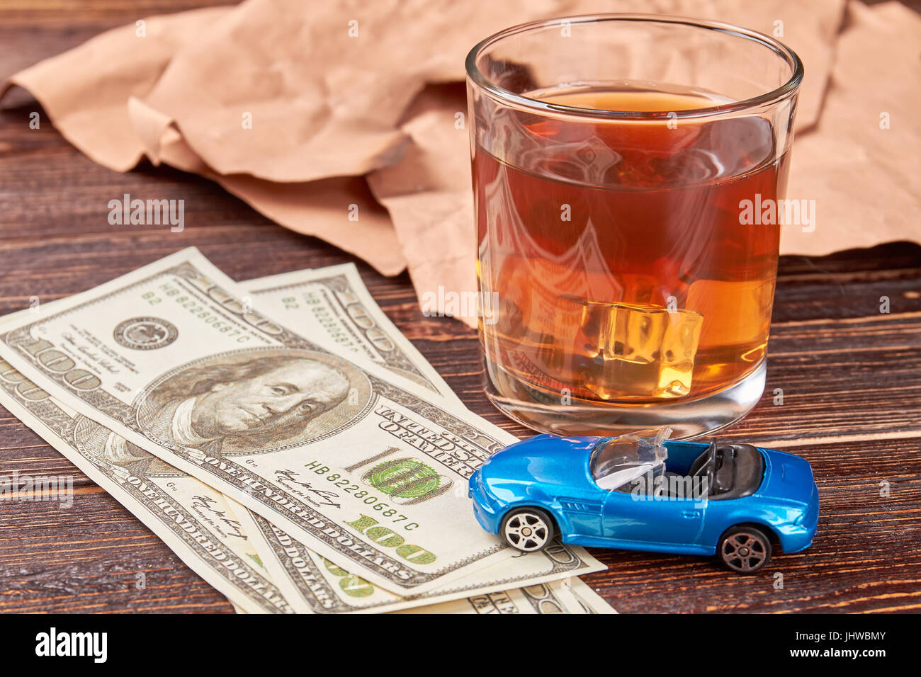 Geld und Whiskey auf hölzernen Hintergrund. Stockfoto