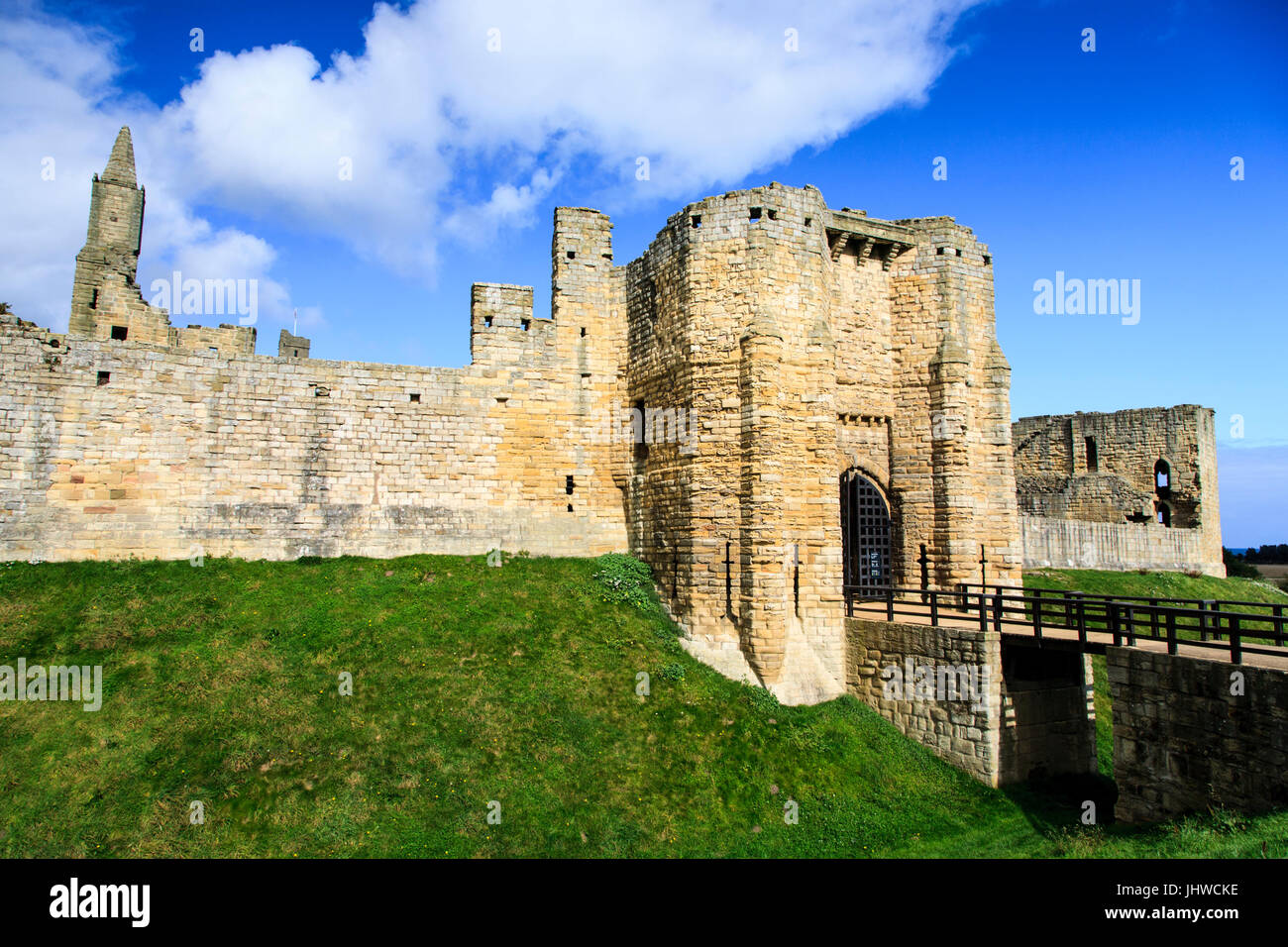 Der Haupteingang der Zugbrücke zum Warkworth Castle in Northumberland, England Stockfoto