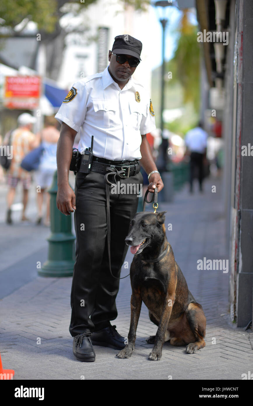 Porträt von Polizisten und seinem Polizeihund auf den Straßen von Philipsburg, St. Maarten, Karibik Stockfoto