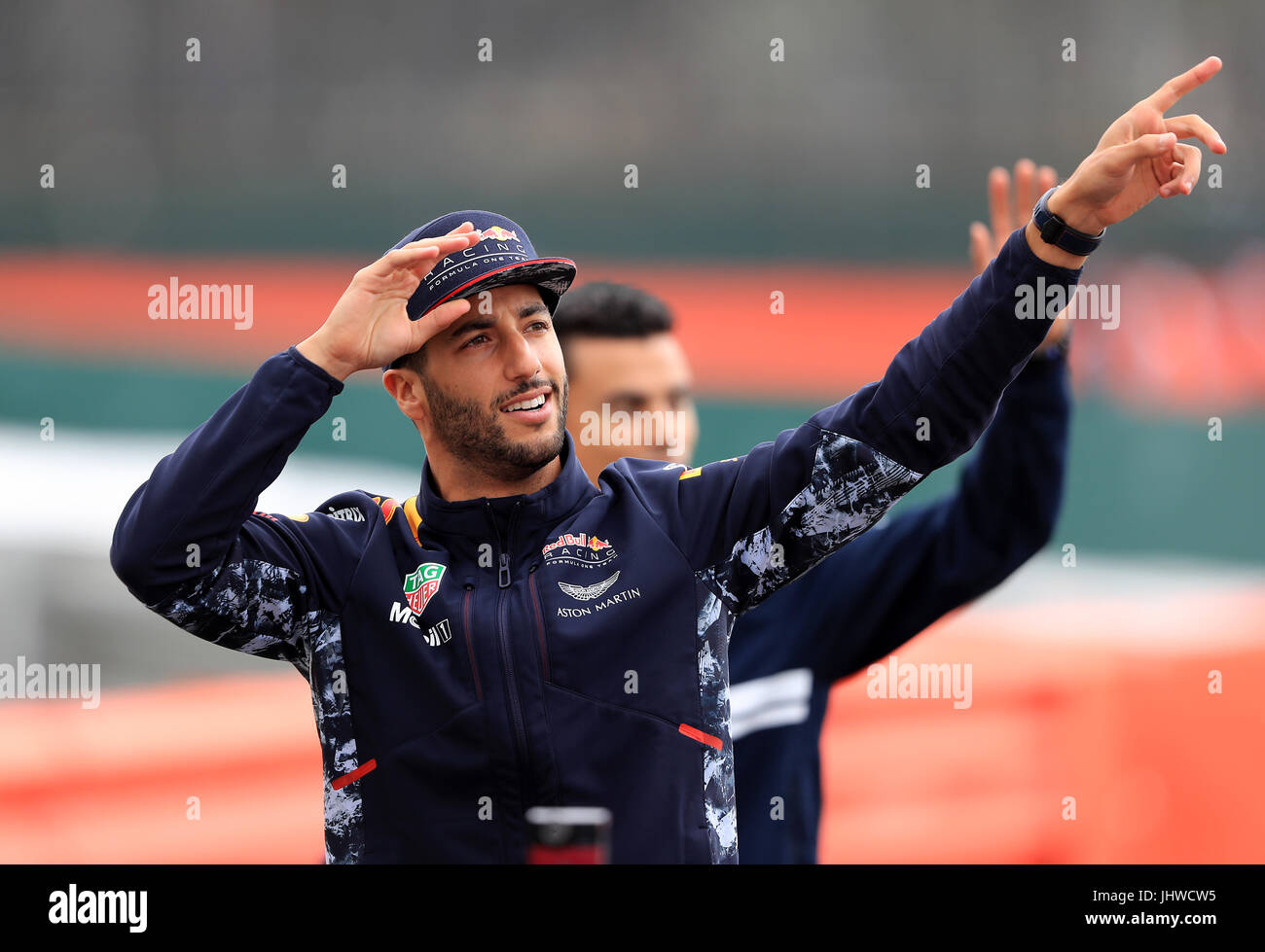 Daniel Ricciardo von Red Bull während der Fahrerparade beim Grand Prix von Großbritannien 2017 auf dem Silverstone Circuit, Towcester. DRÜCKEN SIE VERBANDSFOTO. Bilddatum: Sonntag, 16. Juli 2017. Siehe PA Story AUTO British. Bildnachweis sollte lauten: Tim Goode/PA Wire. Stockfoto