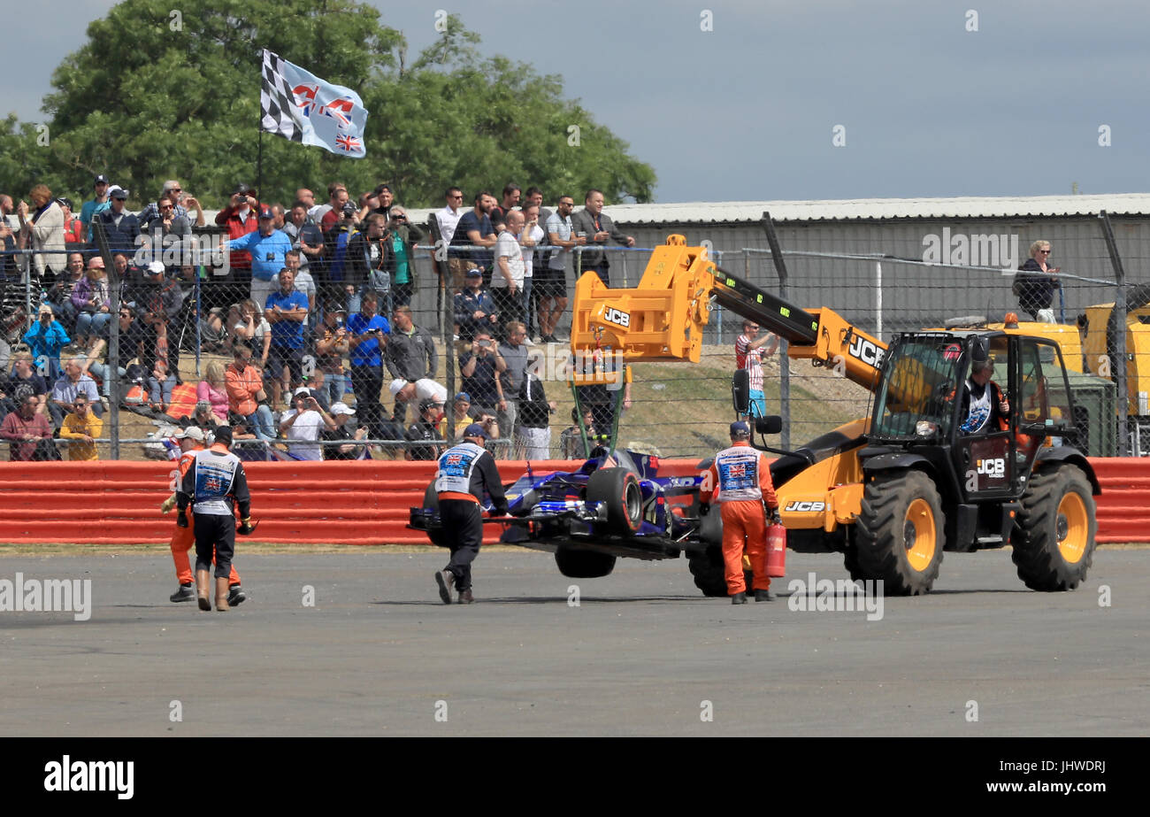 Carlos Sainz Jr. von Toro Rosso scheidet während des Grand Prix von Großbritannien 2017 auf dem Silverstone Circuit, Towcester, mit einem Reifenschaden aus. DRÜCKEN SIE VERBANDSFOTO. Bilddatum: Sonntag, 16. Juli 2017. Siehe PA Story AUTO British. Bildnachweis sollte lauten: Tim Goode/PA Wire. Stockfoto