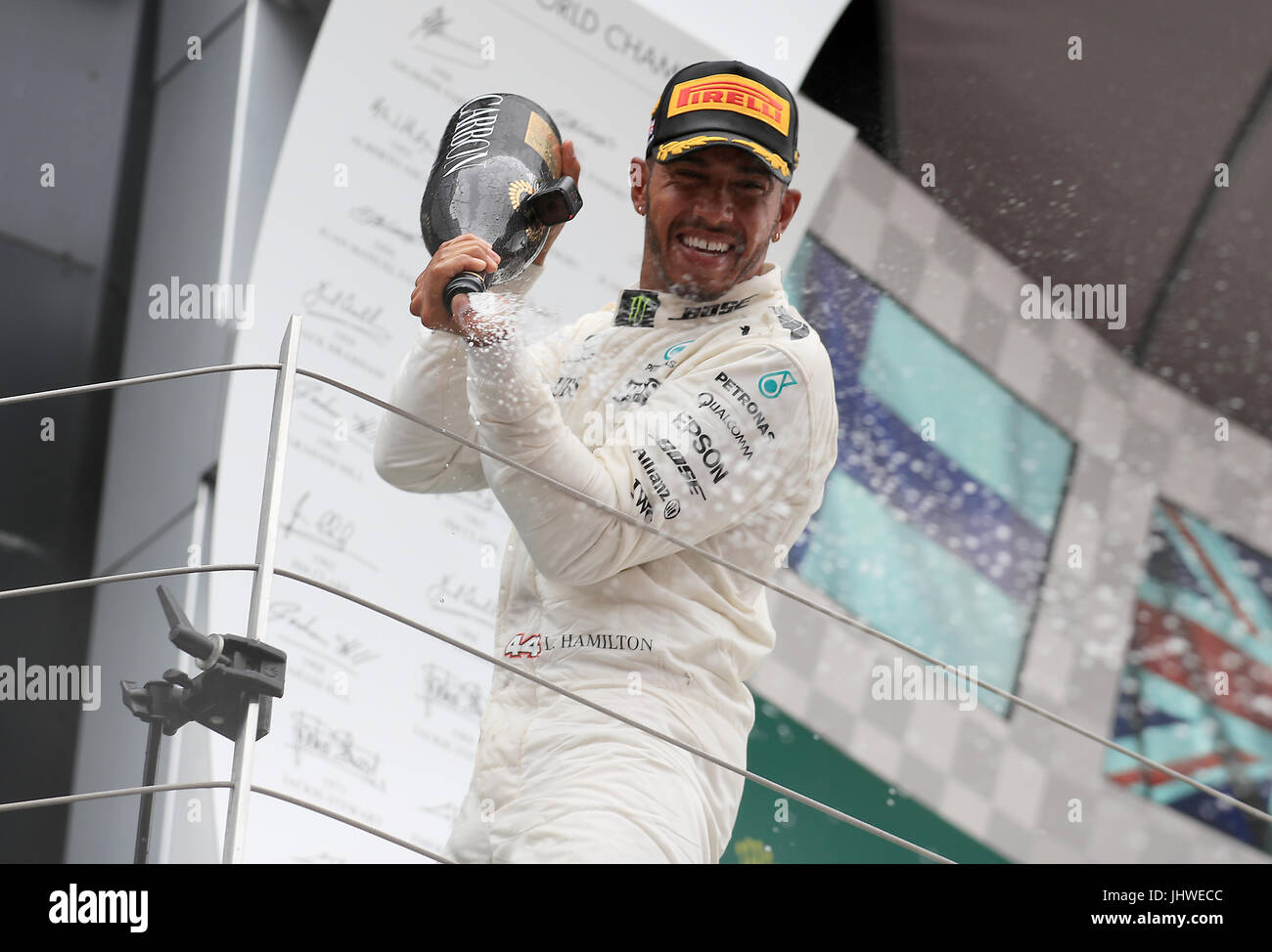 Mercedes Lewis Hamilton feiert seinen Sieg während des 2017 British Grand Prix in Silverstone, Towcester. PRESSEVERBAND Foto. Bild Datum: Sonntag, 16. Juli 2017. Siehe PA Geschichte AUTO Briten. Bildnachweis sollte lauten: Tim Goode/PA Wire. Einschränkungen: Nur zur redaktionellen Verwendung. Kommerzielle Nutzung mit vorheriger Zustimmung von Teams. Stockfoto