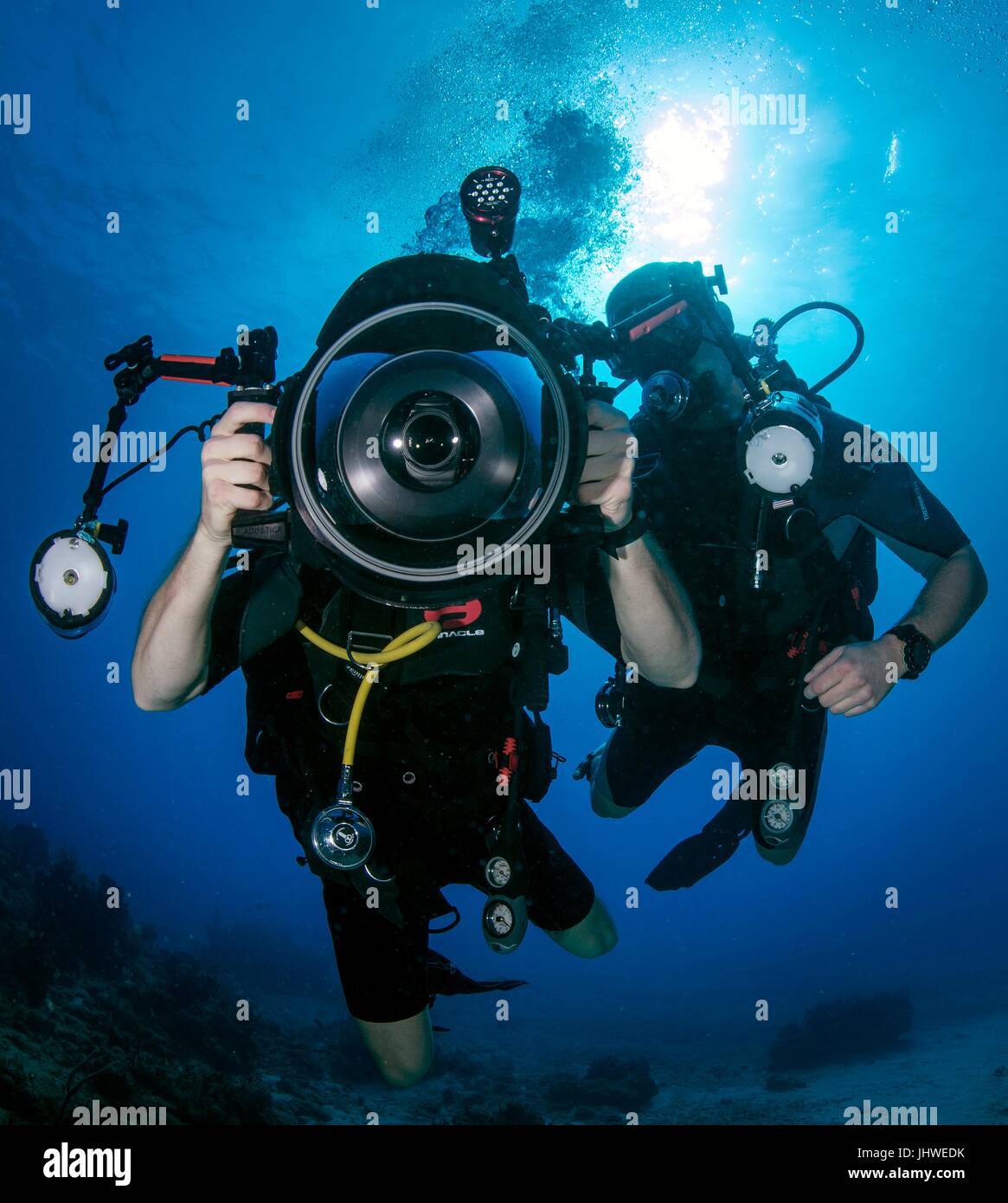 US-Seeleute führen Unterwasser Fotografie Tauchausbildung in der Naval Station Guantanamo Bay 7. Februar 2017 in Guantanamo Bay auf Kuba.    (Foto von MCS2 Sean Furey über Planetpix) Stockfoto