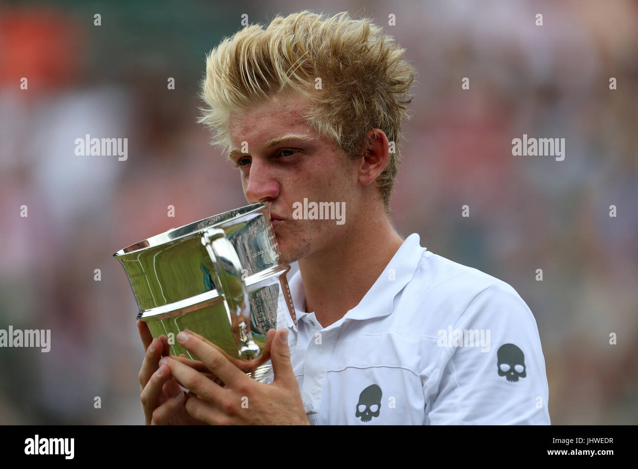 Alejandro Davidovich Fokina feiert mit dem jungen-Einzel-Pokal am Tag 13 der Wimbledon Championships in The All England Lawn Tennis and Croquet Club, Wimbledon. Stockfoto
