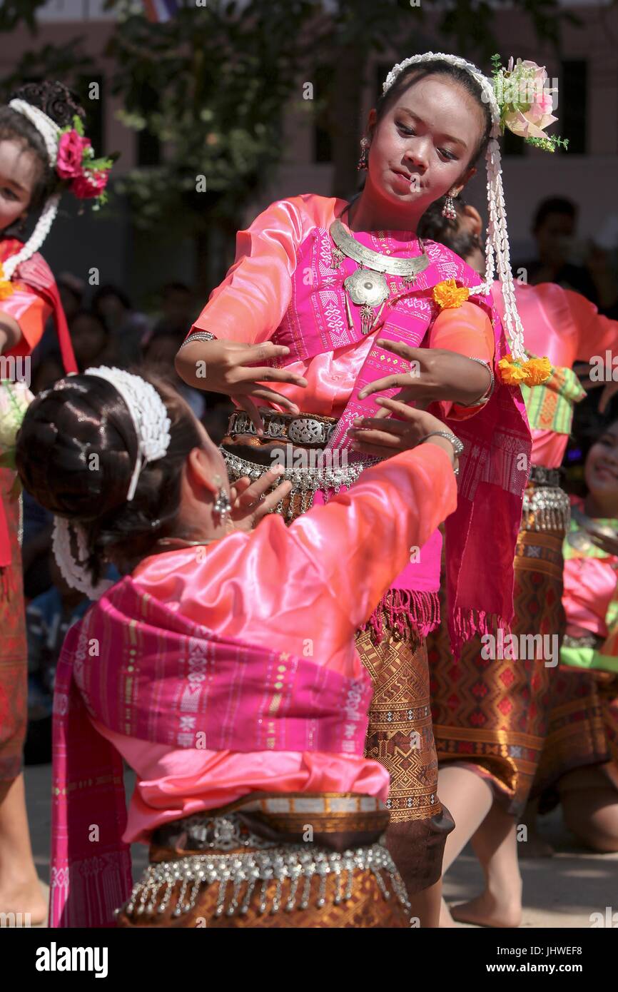 Thai Kinder führen einen Tradition Tanz während einer Baugruppe für Übung Cobra Gold 17. Februar 2017 in Ban Non Lueam, Provinz Korat, Thailand.     (Foto von Maximiliano Rosas über Planetpix) Stockfoto