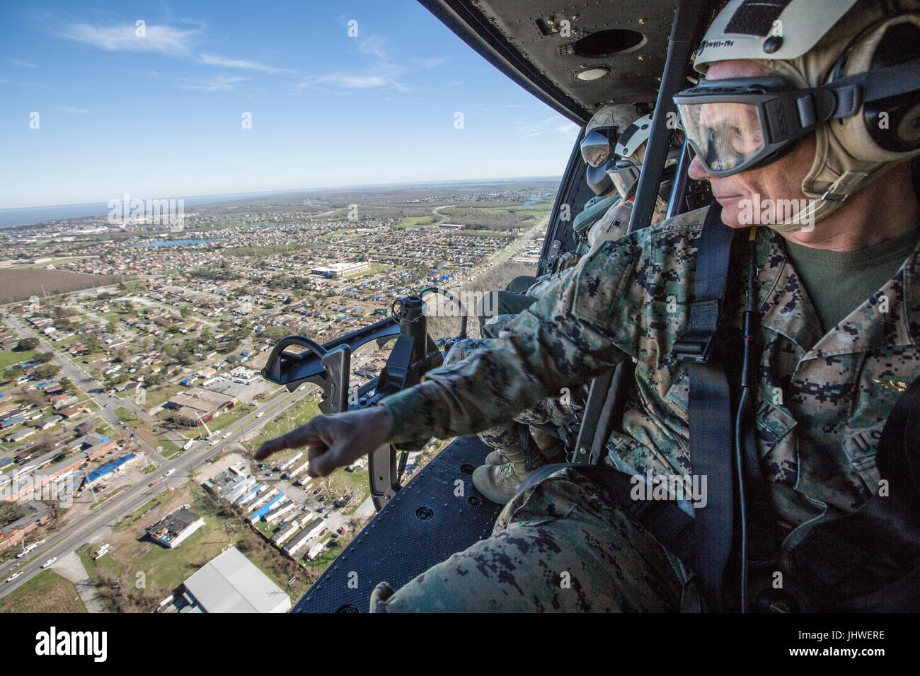 US Marine Corps Commander Rex McMillan Fahrten mit Soldaten in einem Hubschrauber UH-1Y Super Huey Venom 16. Februar 2017 in New Orleans, Louisiana.    (Foto: Samantha K. Braun via Planetpix) Stockfoto