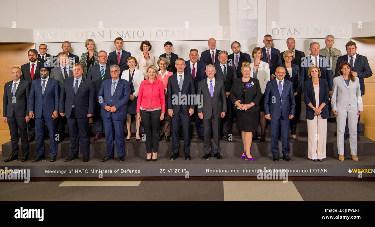 US-Verteidigungsminister James Mattis und internationalen NATO-Verteidigungsminister stellen 29. Juni 2017 für ein Gruppenfoto im NATO-Hauptquartier in Brüssel, Belgien.    (Foto von Jette Carr über Planetpix) Stockfoto