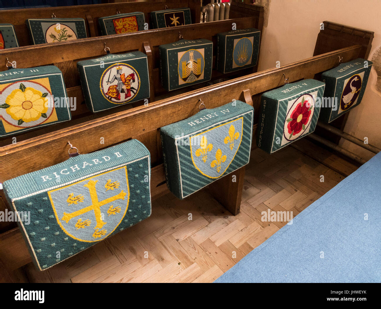 Kniebank (Hocker) Darstellung Könige und Königinnen von England in St Winifreds Church, Branscombe, Devon. Stockfoto