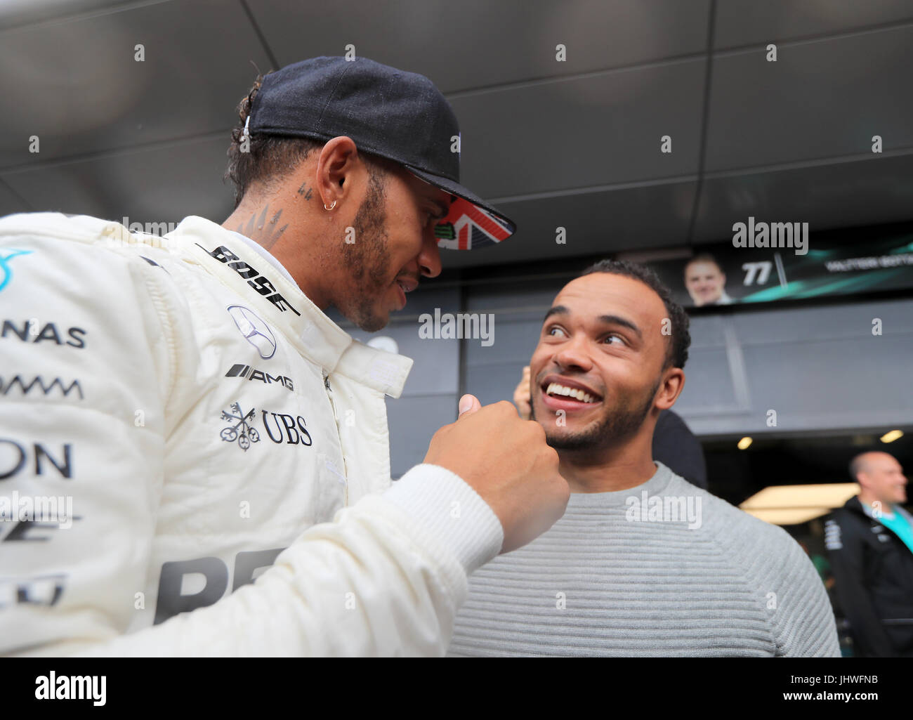 Mercedes Lewis Hamilton feiert seinen Sieg während des 2017 British Grand Prix in Silverstone, Towcester. PRESSEVERBAND Foto. Bild Datum: Sonntag, 16. Juli 2017. Siehe PA Geschichte AUTO Briten. Bildnachweis sollte lauten: Tim Goode/PA Wire. Einschränkungen: Nur zur redaktionellen Verwendung. Kommerzielle Nutzung mit vorheriger Zustimmung von Teams. Stockfoto