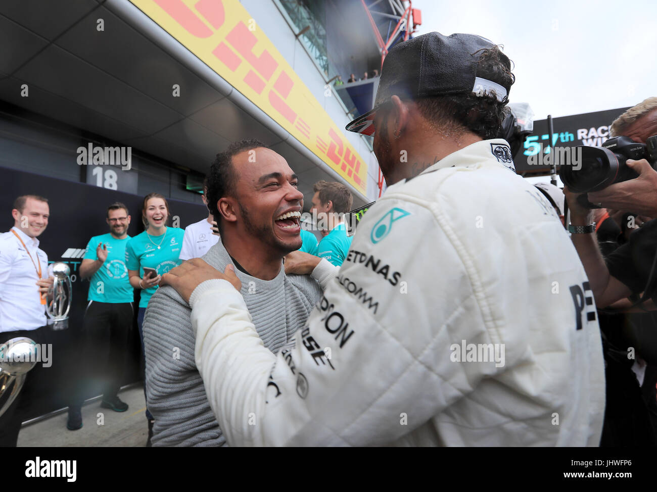 Mercedes Lewis Hamilton feiert seinen Sieg während des 2017 British Grand Prix in Silverstone, Towcester. PRESSEVERBAND Foto. Bild Datum: Sonntag, 16. Juli 2017. Siehe PA Geschichte AUTO Briten. Bildnachweis sollte lauten: Tim Goode/PA Wire. Einschränkungen: Nur zur redaktionellen Verwendung. Kommerzielle Nutzung mit vorheriger Zustimmung von Teams. Stockfoto