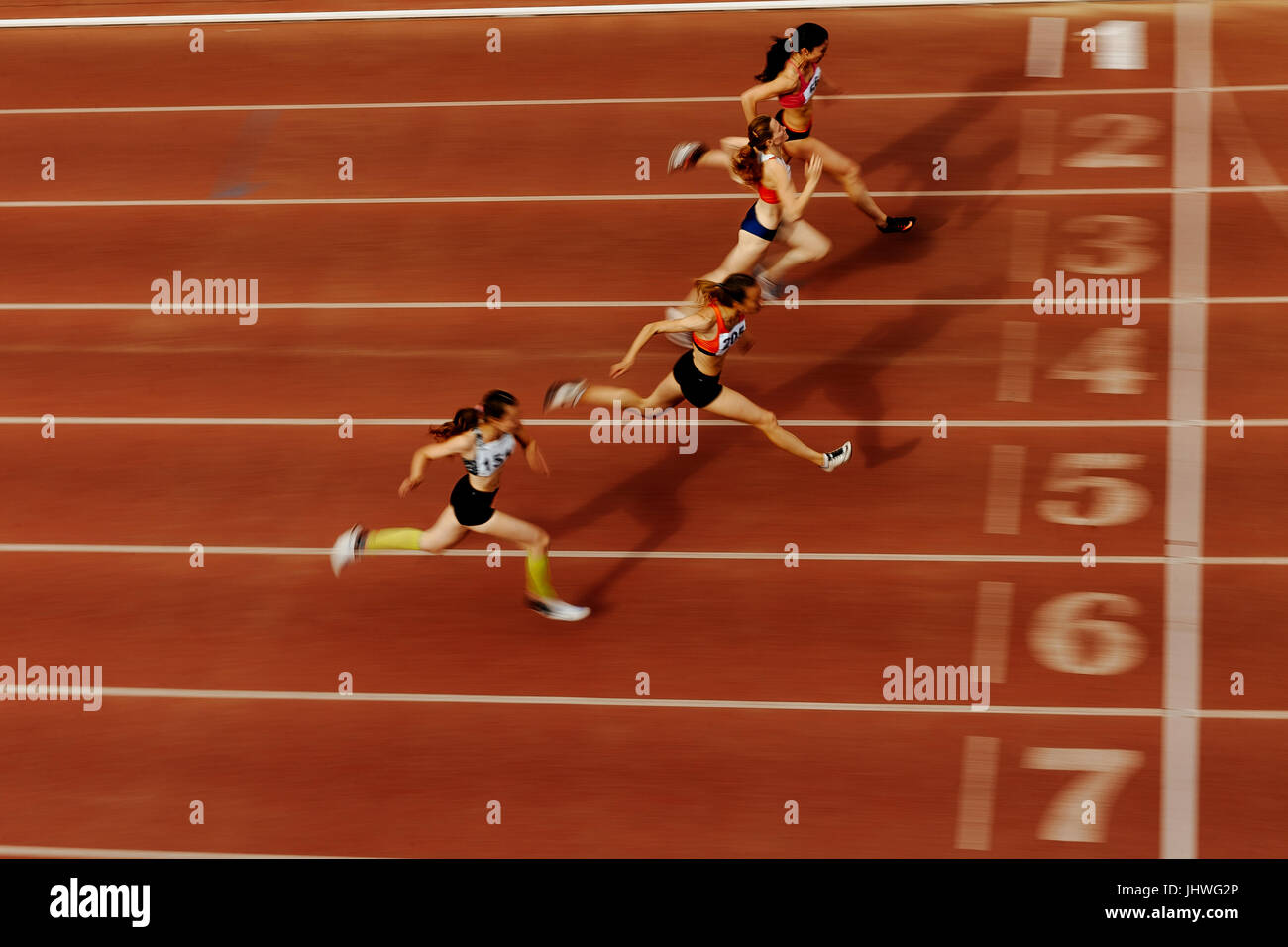 Bewegungsunschärfe Ende des Rennen Sportler Läufer während Ural Meisterschaft in der Leichtathletik Stockfoto