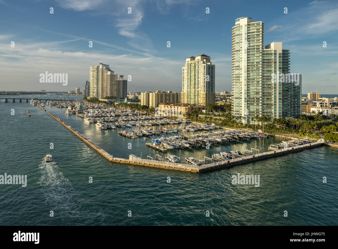 Späten Tagesansicht von Miami Beach, Blick nach Norden in Richtung der Miami Beach Marina und Highrise Gebäude von einem Kreuzfahrtschiff Segeln vorbei an den Meloy Kanal. Stockfoto