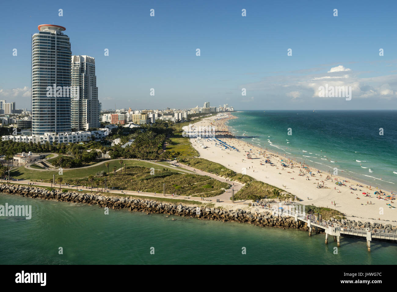 Späten Tag Blick auf Miami Beach, Gebäude und Park, Miami, Florida, USA, Blick nach Norden von einer Kreuzfahrt Schiff durch die Regierung Schnitt Kanal. Stockfoto
