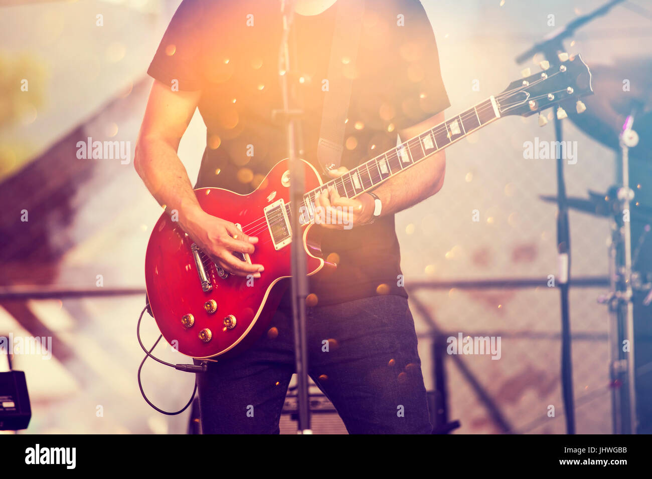 Gitarrist bei Bühnenbeleuchtung Stockfoto