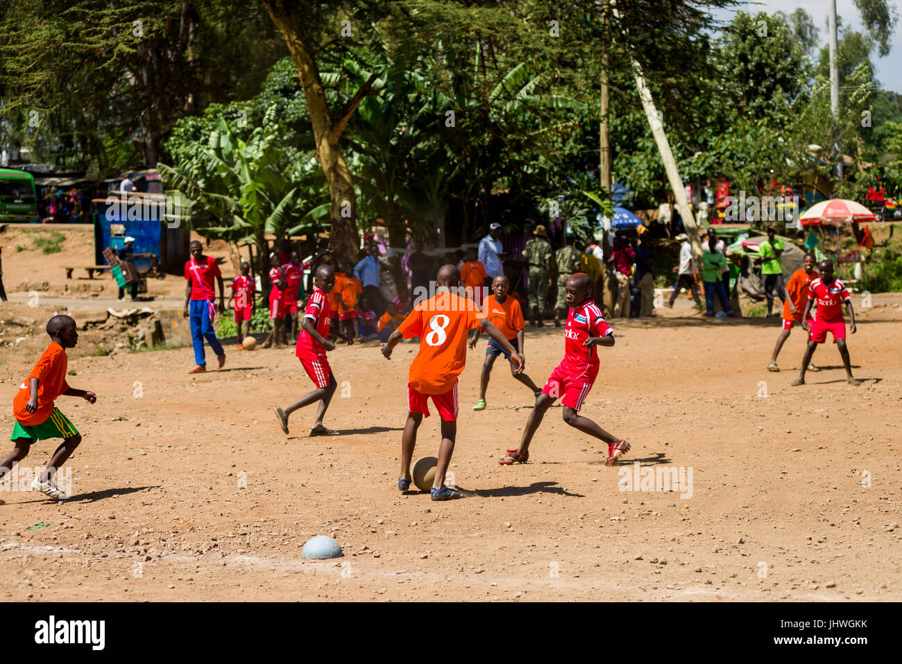 Kinder aus Kibera Slum spielen Fußball auf einem staubigen Platz, Nairobi, Kenia Stockfoto