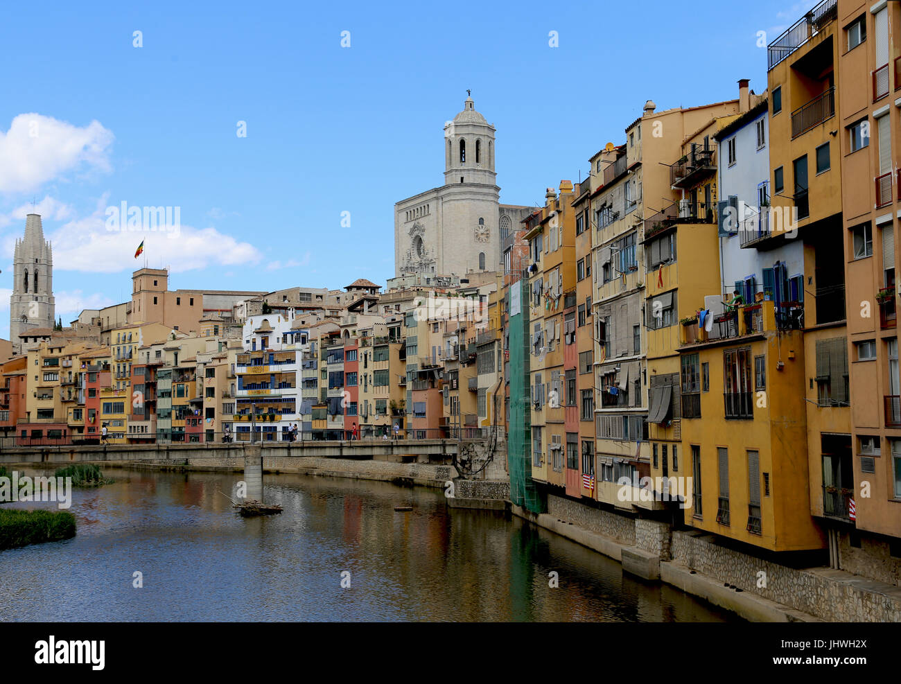 Girona, Häuser mit Blick auf den Fluss Onyar. Den letzten Blick, 2017. Malerische Aussicht. Farbige Fassaden, Dom und St. Feliu Kirche im Hintergrund. Stockfoto