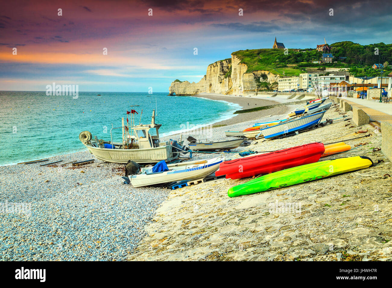 Erstaunliche Normandian Küste, Weiße Kieselsteine mit magischen Sonnenuntergang und bunten Booten, Etretat, Normandie, Frankreich, Europa Stockfoto