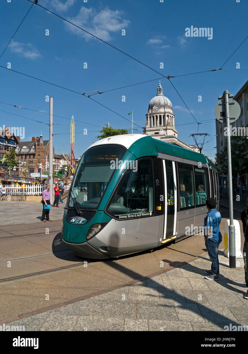 Nottingham elektrische Straßenbahn System Wagen im Old Market Square mit Nottingham Rat-Haus Gebäude im Hintergrund, Stadt Nottingham, England, UK. Stockfoto