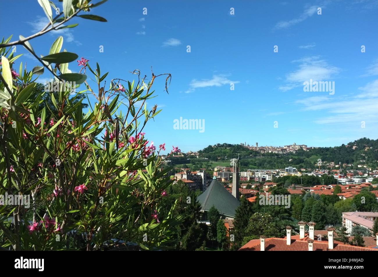 Die Aussicht von der Ostello di Bergamo in Richtung der Citta Alta (Oberstadt) von Bergamo, Lombardei, Oberitalien, Juli 2017 Stockfoto