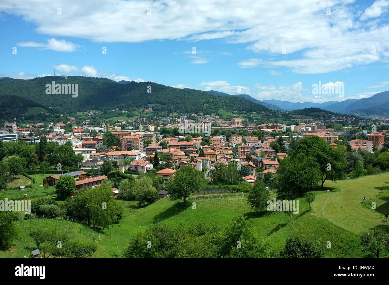 Nördlich von Bergamo angesehen von Citta Alta (Oberstadt), Bergamo, Lombardei, Oberitalien, Juli 2017 Stockfoto