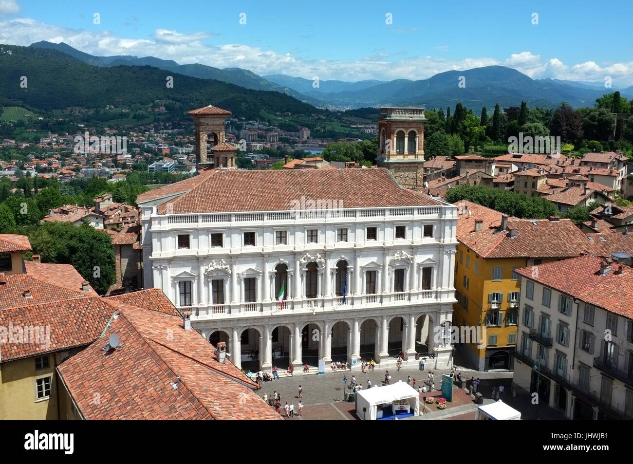 Mai Public Library (Palazzo Nuovo, neuen Palais) auf der Piazza Vecchia, betrachtet den Stadtturm, Citta Alta, Bergamo, Lombardei, Italien, Juli 2017 Stockfoto