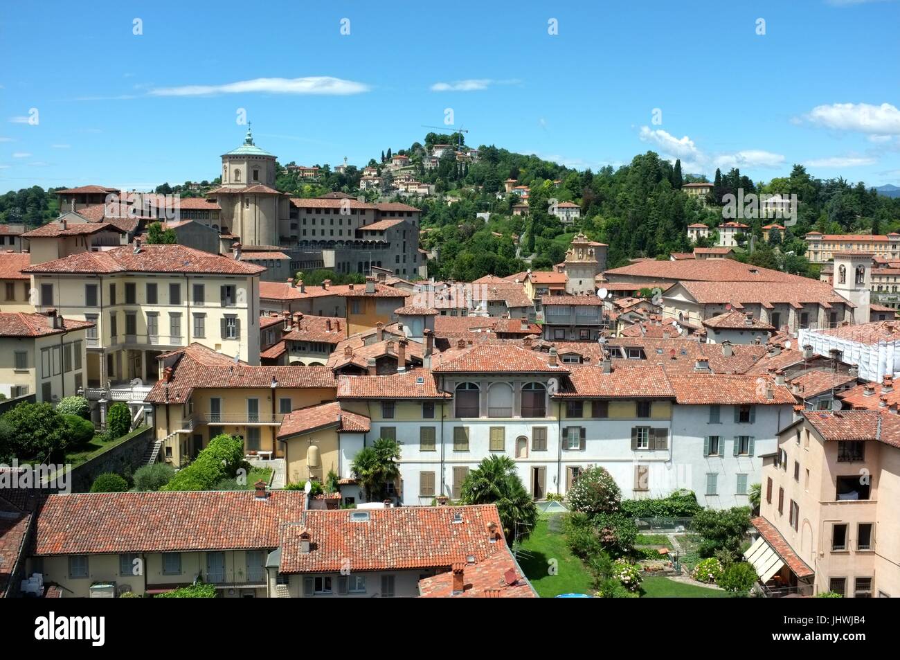 Die Skyline von Citta Alta (Oberstadt) nach Westen vom Stadtturm, Bergamo, Lombardei, Norditalien, Juli 2017 Stockfoto