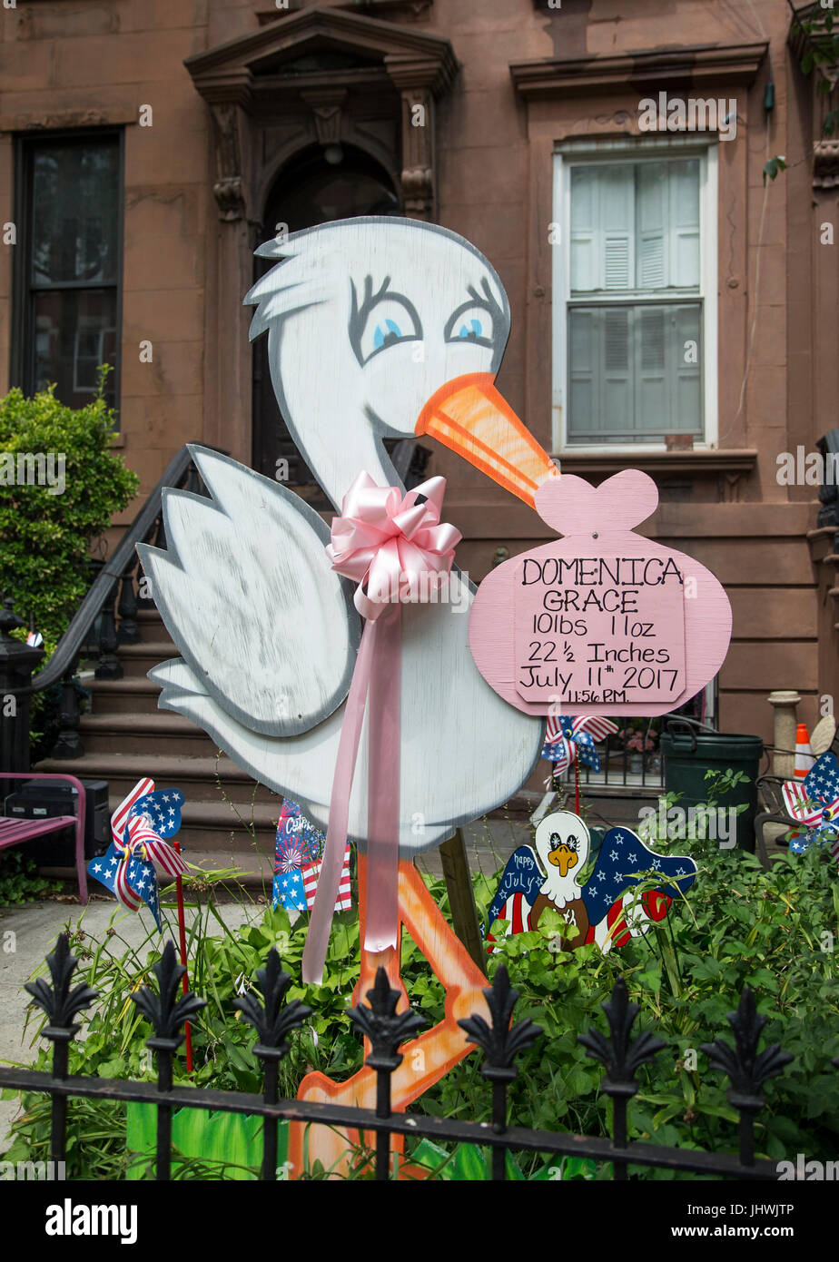 Geburtsanzeige vor ein Brooklyn brownstone Stockfoto
