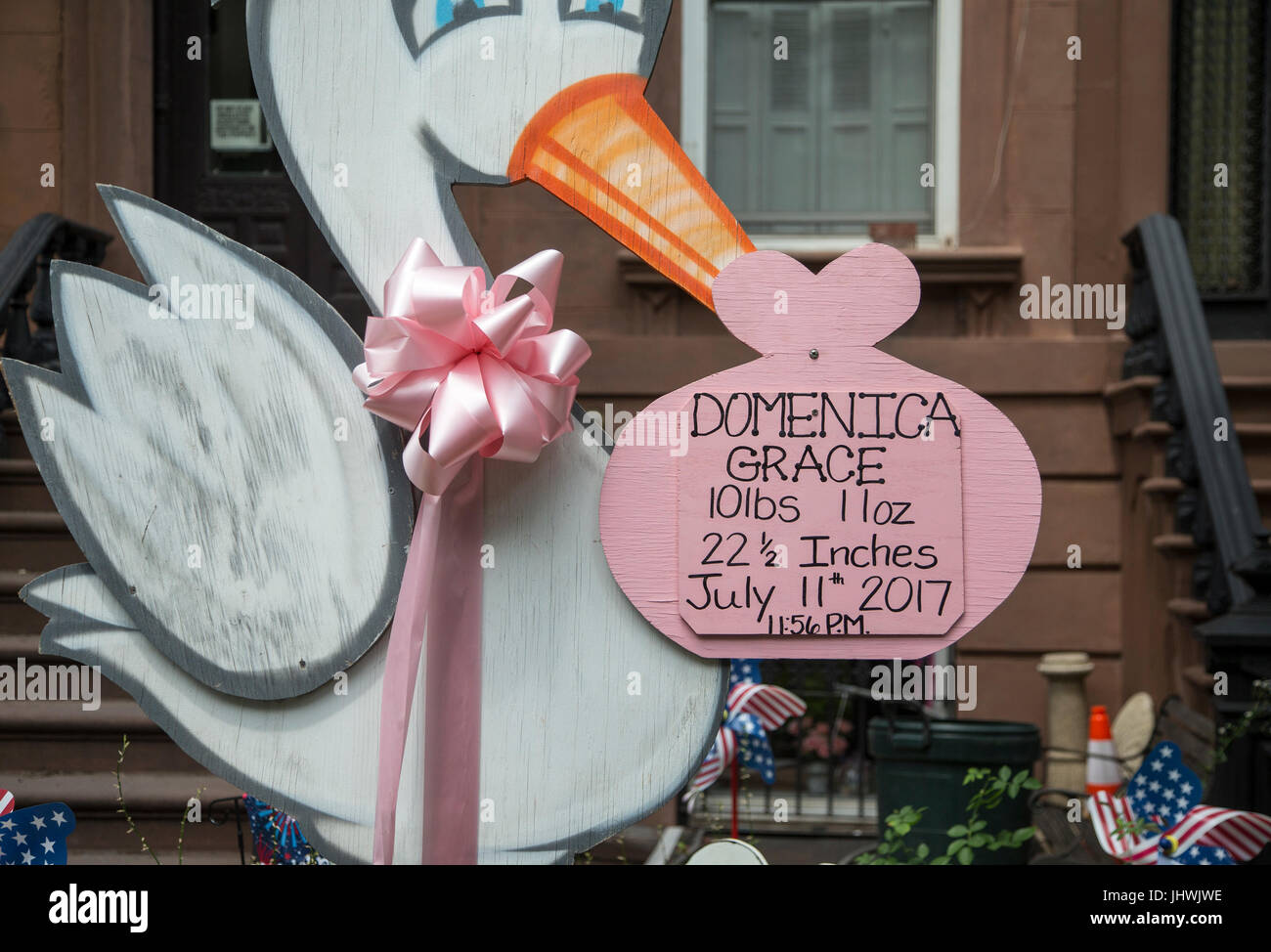 Geburtsanzeige vor ein Brooklyn brownstone Stockfoto