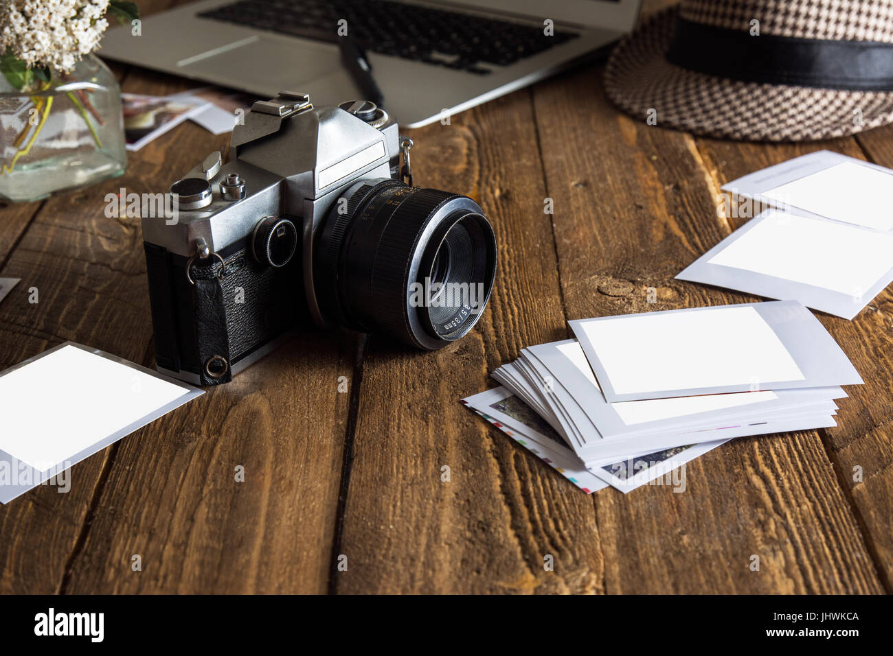 Vintage Foto-Kamera. Leere Bilderrahmen. Alte Fotografien aus Papier, auf Holz Hintergrund, neben modernen computer Stockfoto