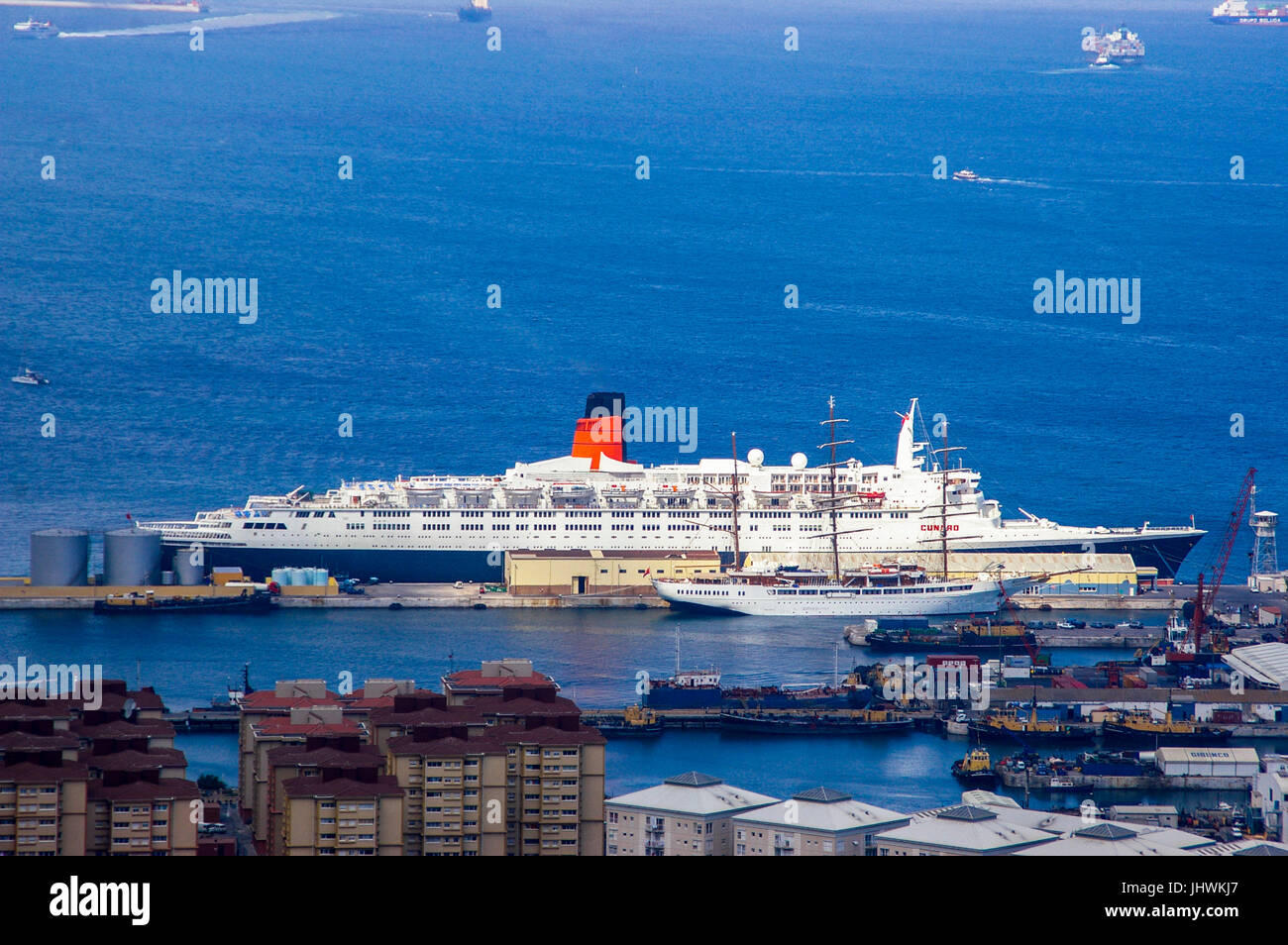 Die Queen Elizabeth 2 Kreuzfahrt Schiff angedockt in Gibraltar Stockfoto Die Queen Elizabeth 2 Kreuzfahrt Schiff angedockt in Gibraltar Stockfoto