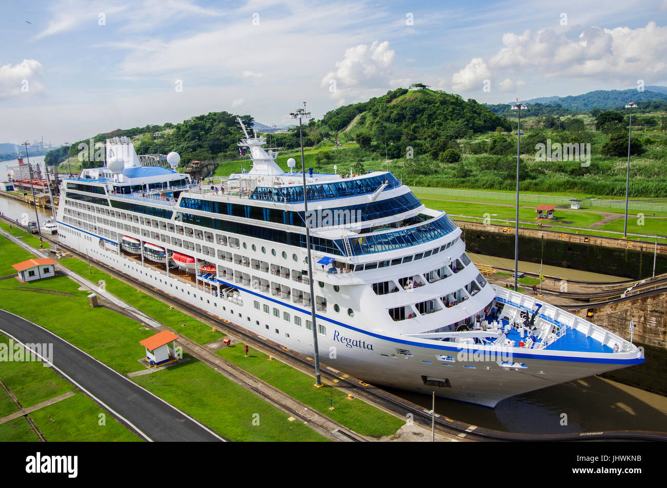 Die MS Regatta-Kreuzfahrtschiff von Oceania Cruises im Panamakanal Stockfoto