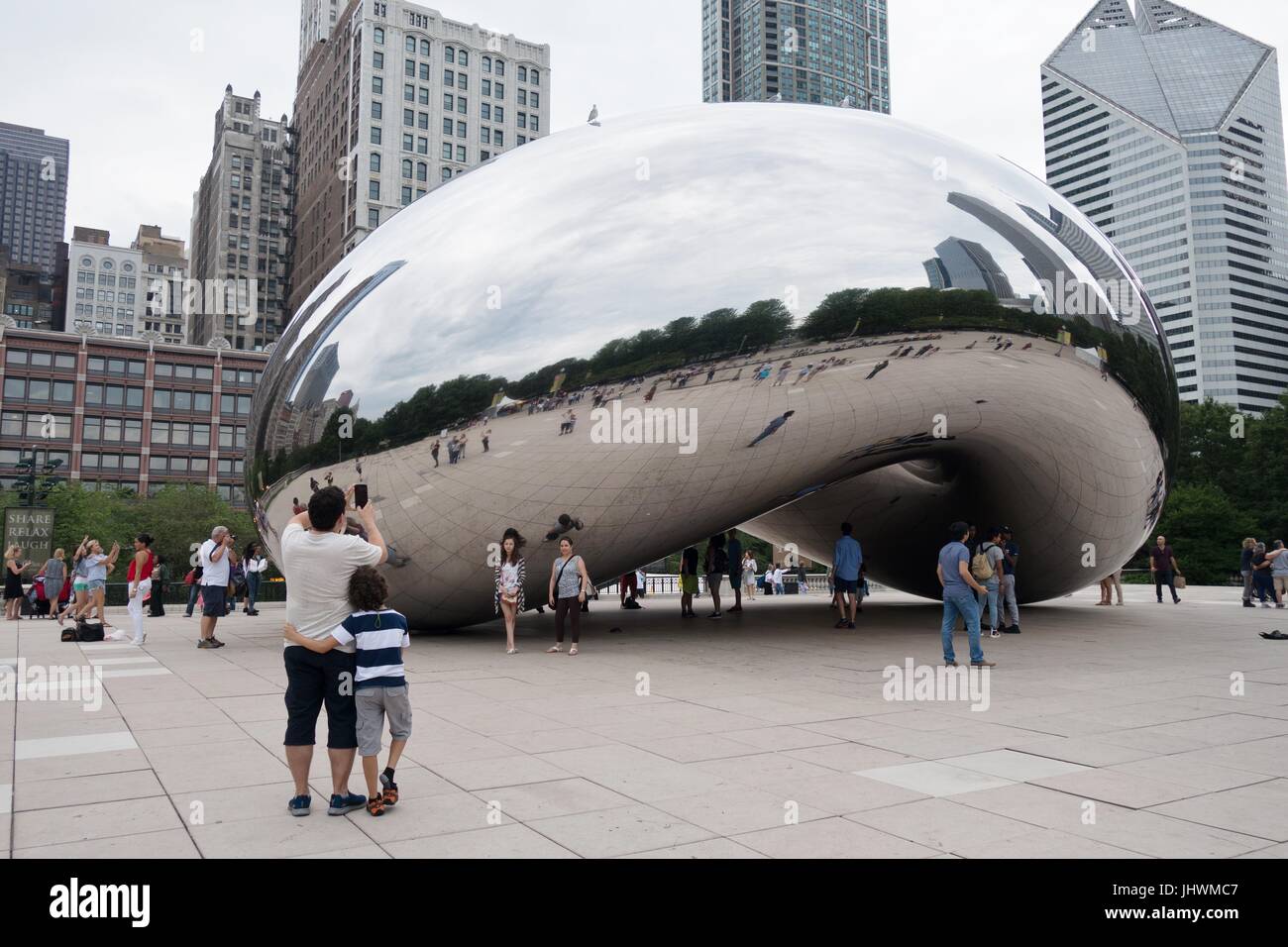 Touristen fotografieren Cloud Gate, eine Skulptur in Chicago, IL, USA. Stockfoto