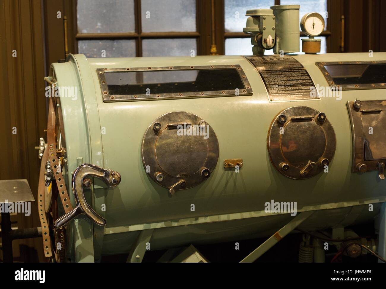 Eine antike eiserne Lunge auf dem Display der International Museum der chirurgischen Wissenschaften in Chicago, Illinois, USA. Stockfoto