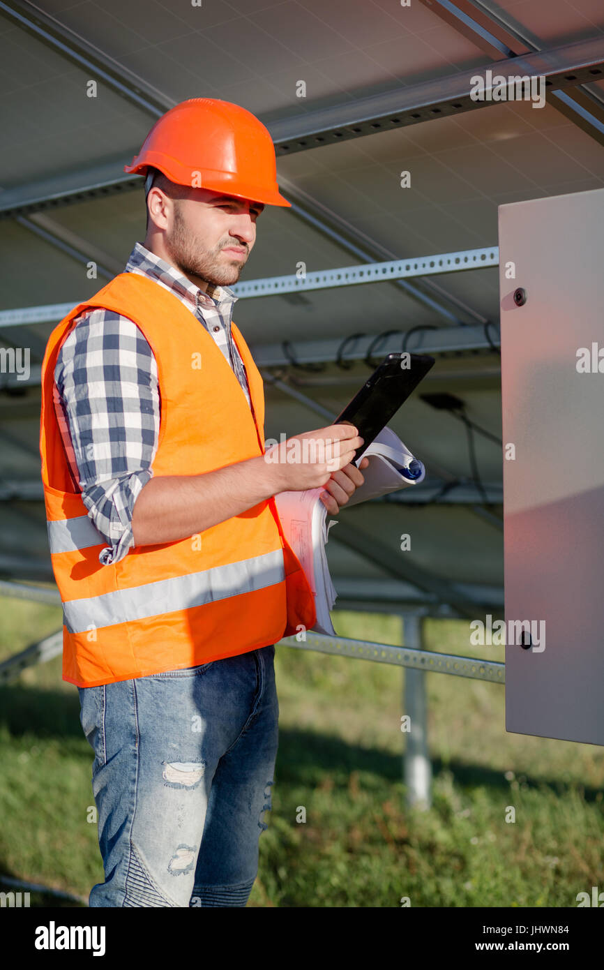 Vorarbeiter Kontrolle den Prozess der Installation von Sonnenkollektoren. Stockfoto
