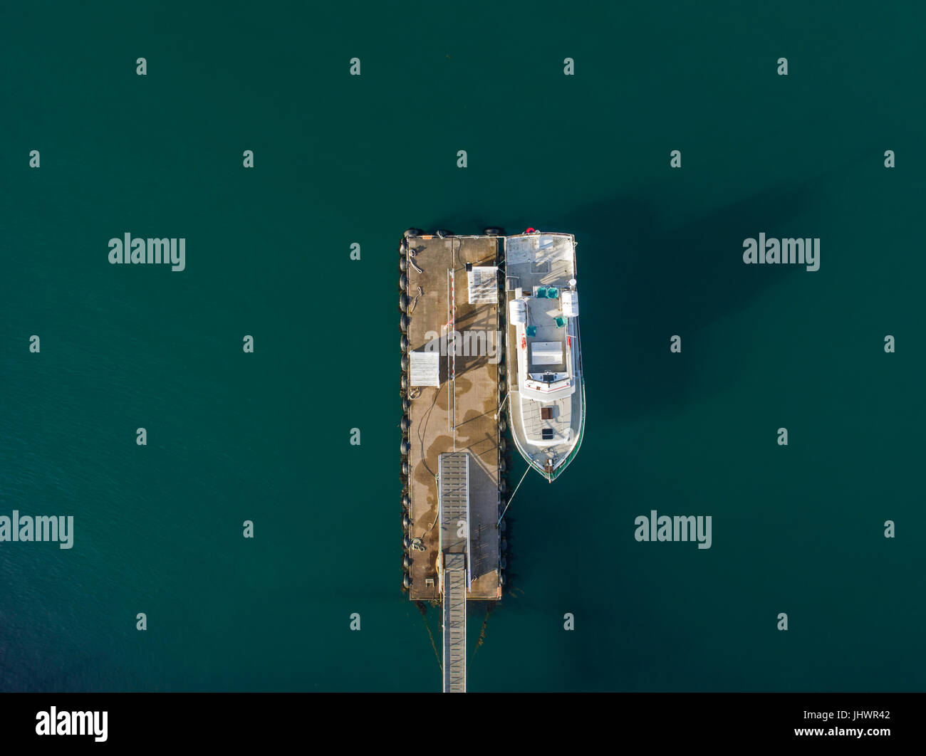 Luftaufnahme eines Bootes in ein Schwimmdock im Sommer Stockfoto