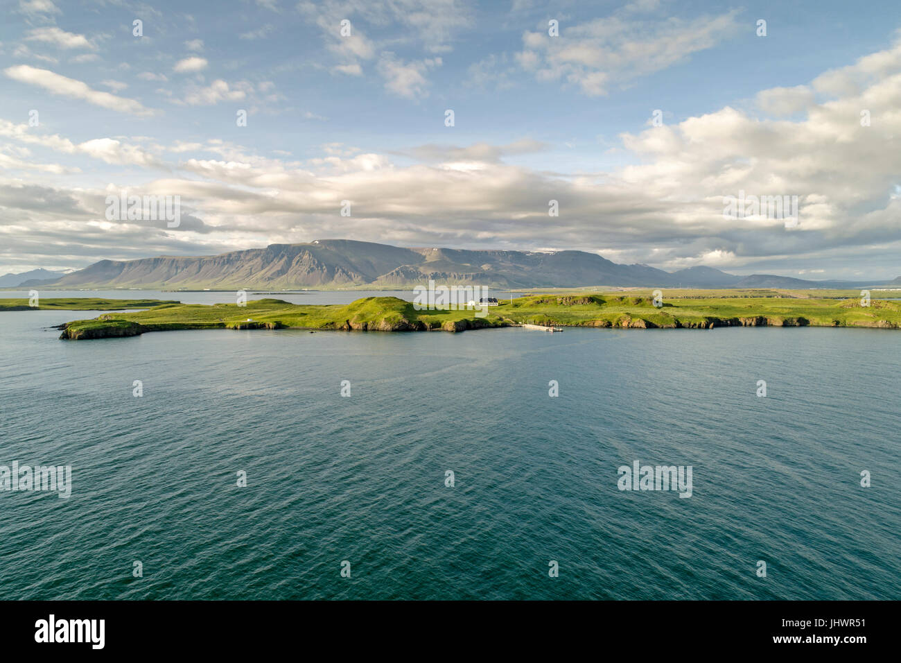 Die Insel von Videy in Reykjavik mit Mt. Esja im Hintergrund Stockfoto