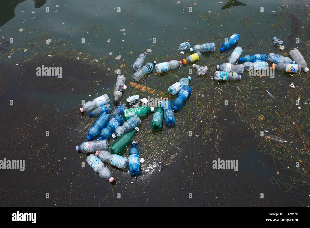 Kunststoff-Flaschen im Wasser schweben. Venic. Italien Stockfoto