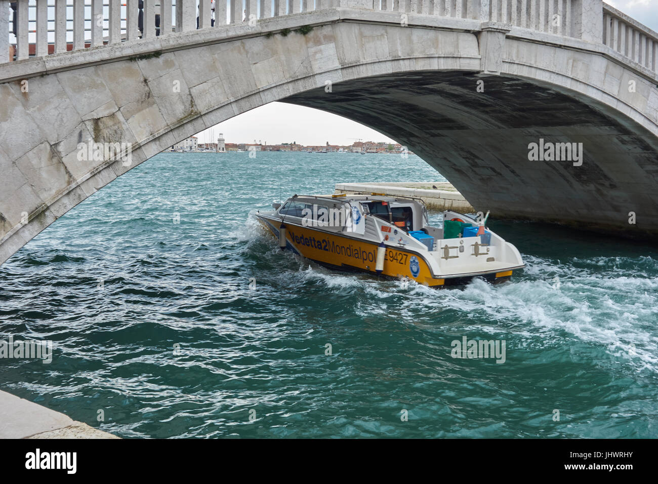 Freizeit-Boot geht unter der Brücke. Venedig. Italien Stockfoto