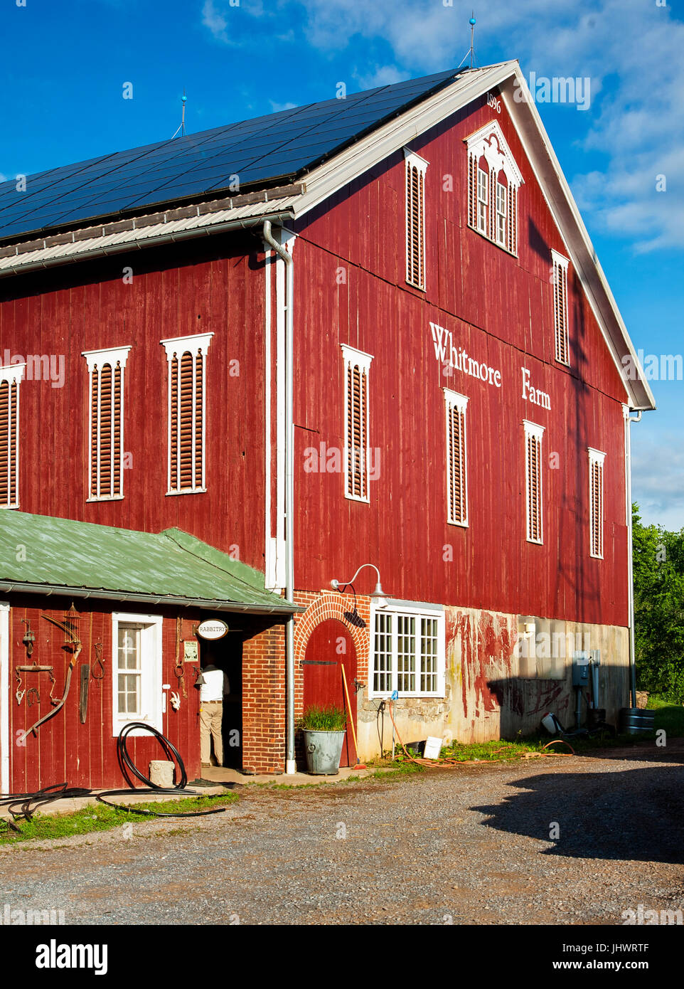 Rote Scheune, Bauernhof, blauer Himmel Stockfoto