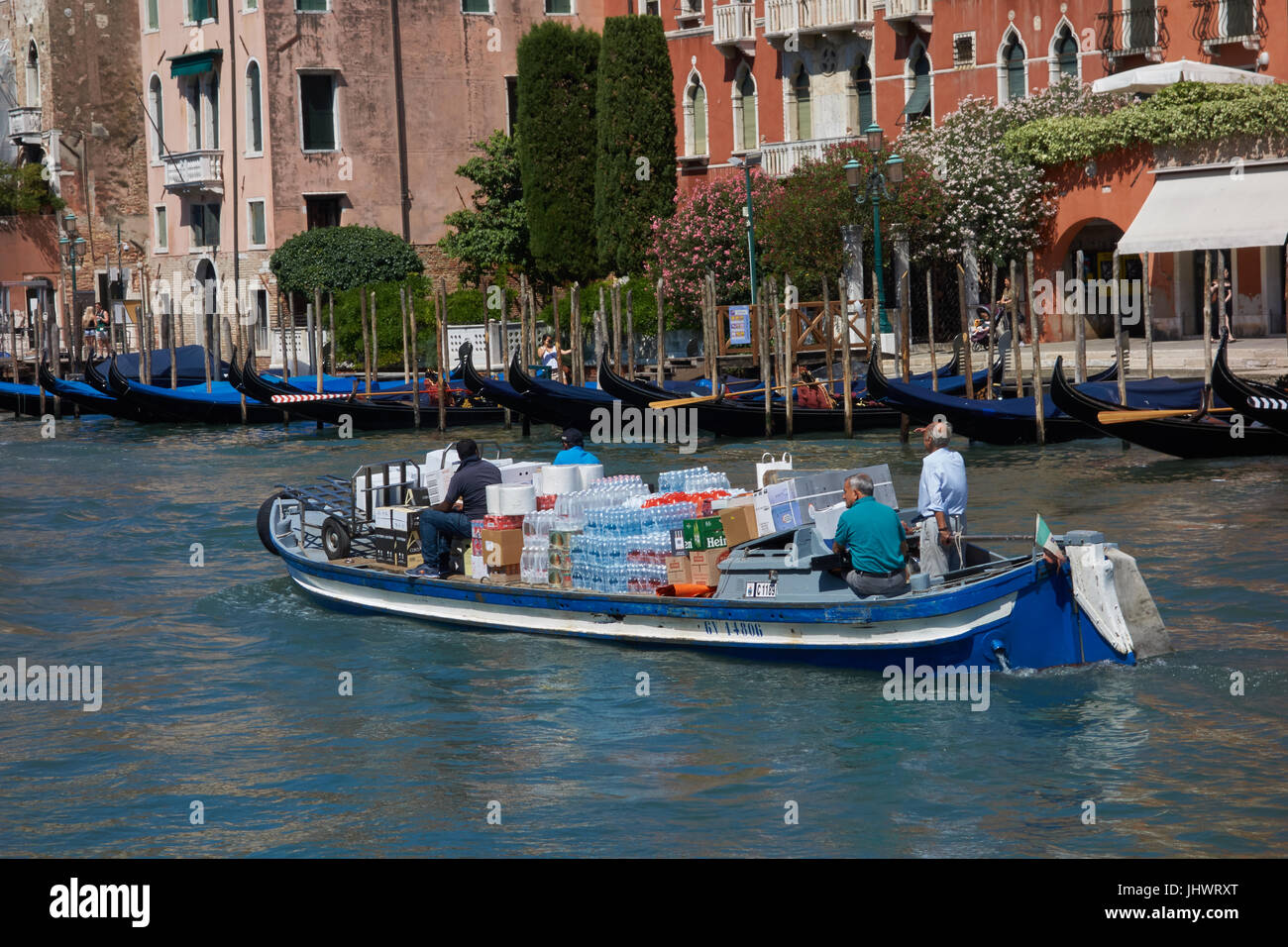 Boote und Gebäude entlang des Canale Grande. Venedig. Italien Stockfoto