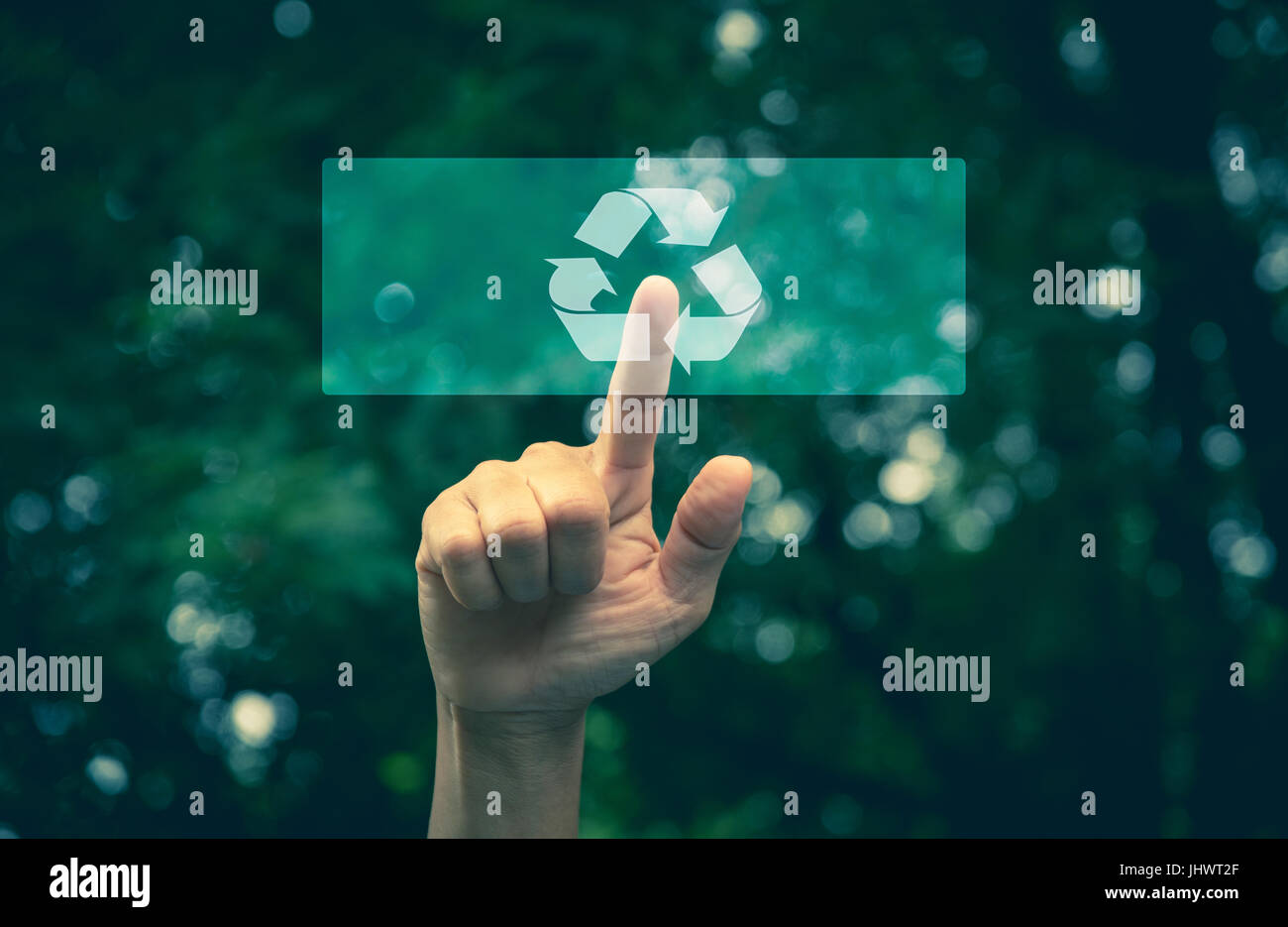 Hand drücken der Schaltfläche "Ökologie Schnittstelle mit Pfeil-recycling. Hand drücken recycling-Symbol auf der Schaltfläche "Touch-Screen. Umweltkonzept recyceln. Stockfoto