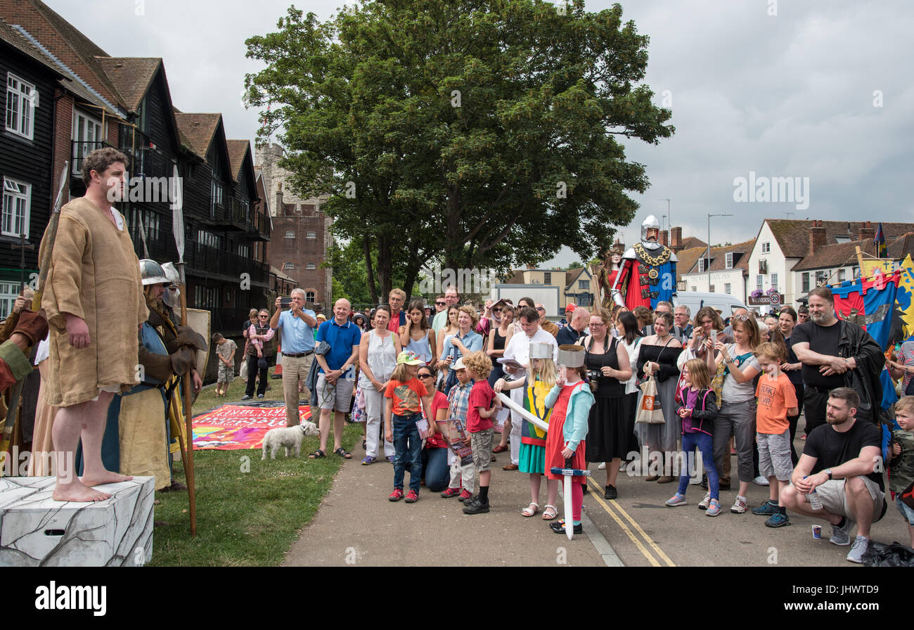 Canterbury, Kent, Großbritannien - 8. Juli 2017: Bürger und Touristen Leute an der jährlichen Parade in der mittelalterlichen Stadt Canterbury, Kent Stockfoto