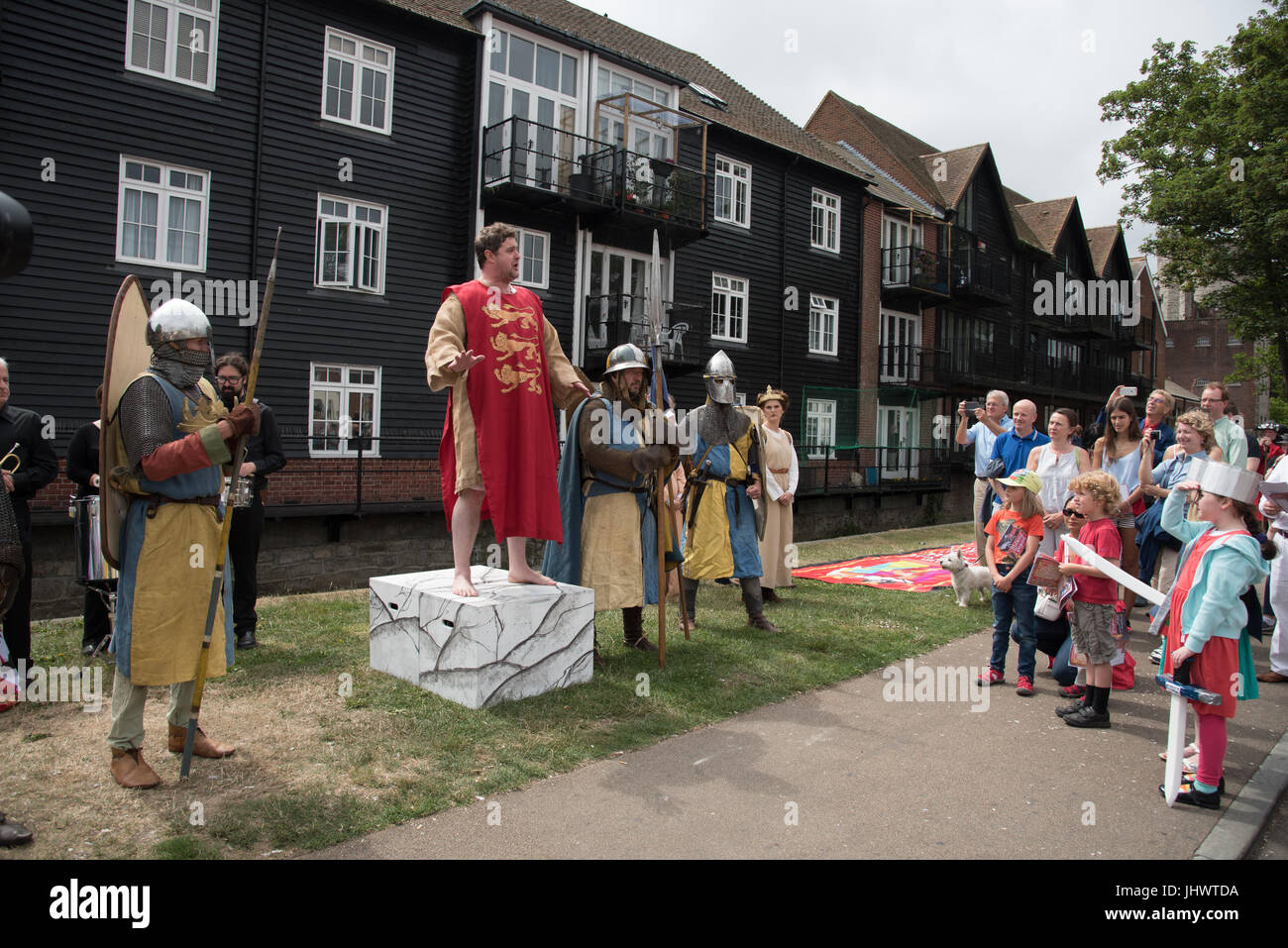 Canterbury, Kent, Vereinigtes Königreich - 8. Juli 2017: Bürger und Touristen die Rede vor der Parade an der jährlichen historischen volkreichsten anhören Stockfoto