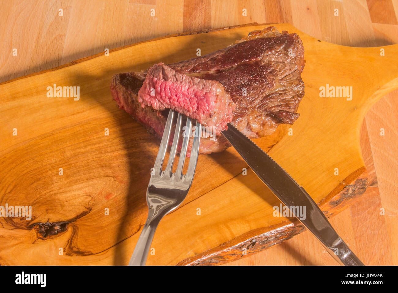 Maminha de Alcatra Steak zubereitet Medium selten auf hölzernen Hintergrund Stockfoto