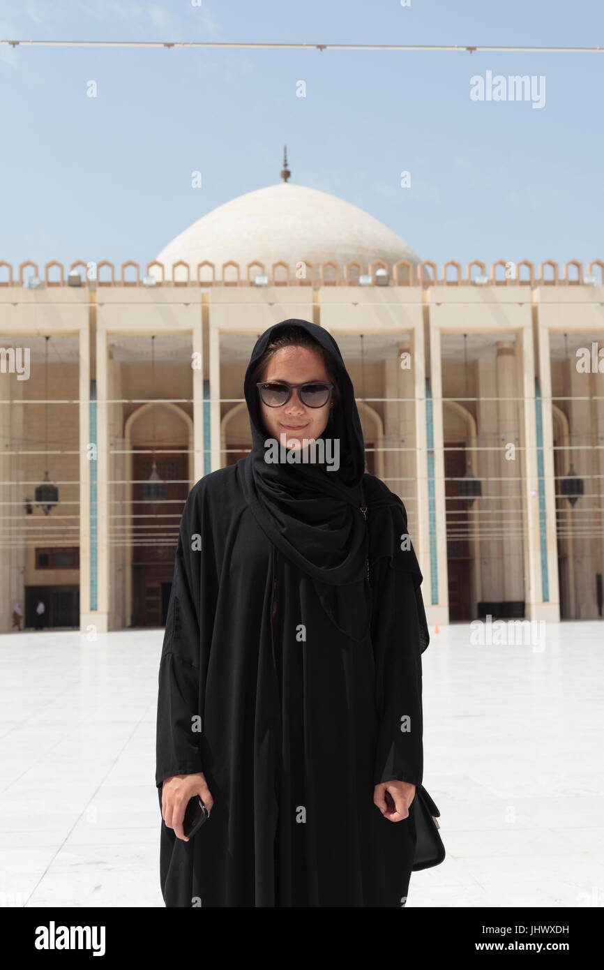 Frau mit Sonnenbrille und einem Tschador im Nahen Osten Stockfoto