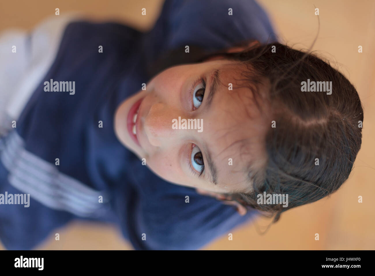 Junge Mädchen mit großen braunen Augen Lächeln Stockfoto