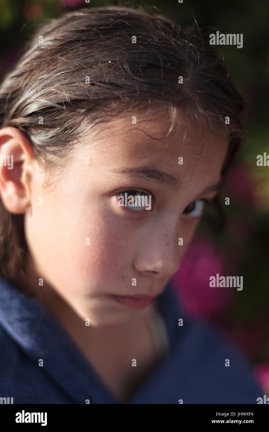 Junge Mädchen mit großen braunen Augen Lächeln Stockfoto