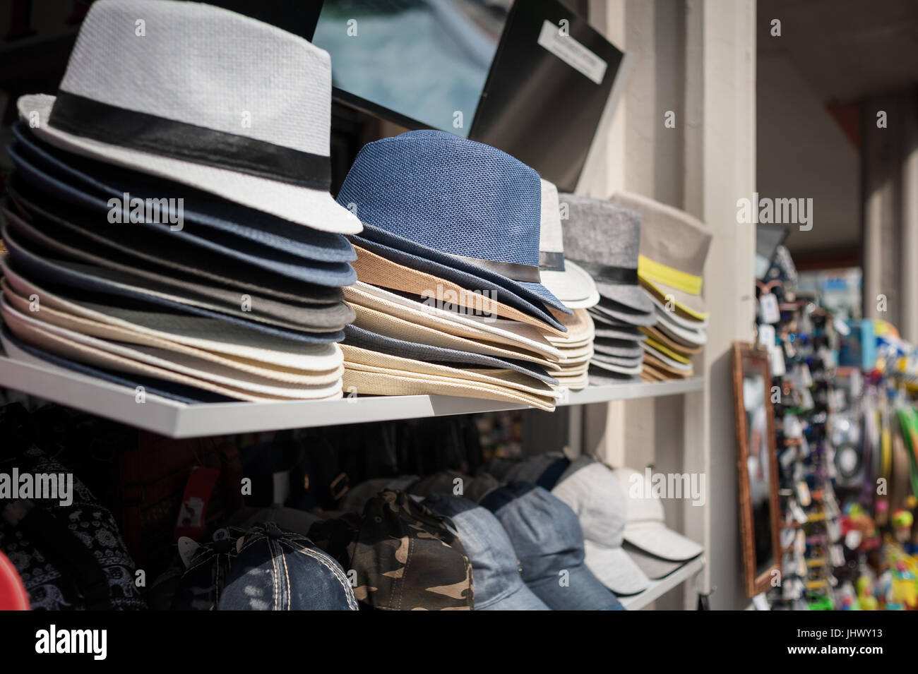 Hüte präsentieren Perspektive im freien Markt Shop auf Strandresort. Stockfoto