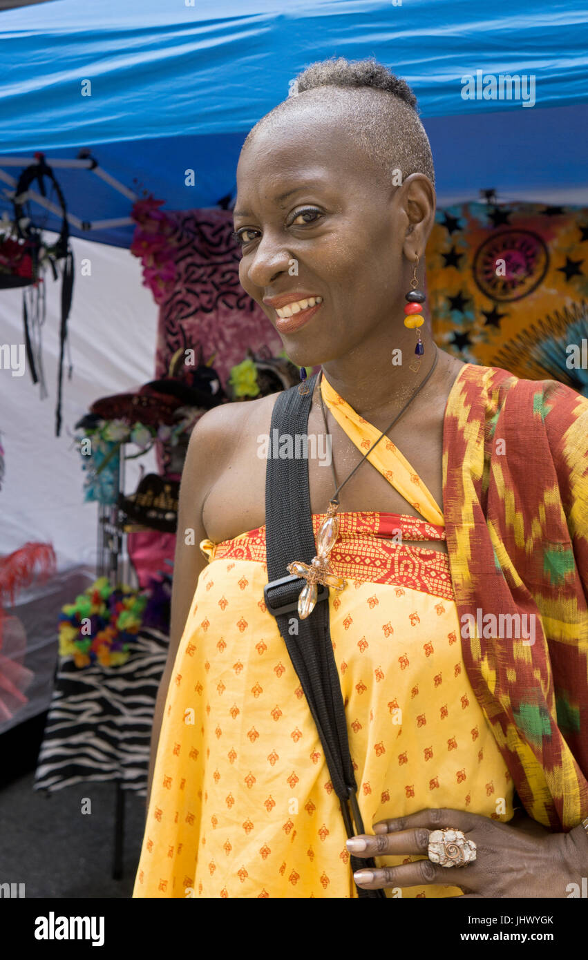 Porträt von einer attraktiven Frau mit ihren Kopf rasiert teilweise auf einer Straße Messe in Manhattan, New York Unterstadt gestellt. Stockfoto